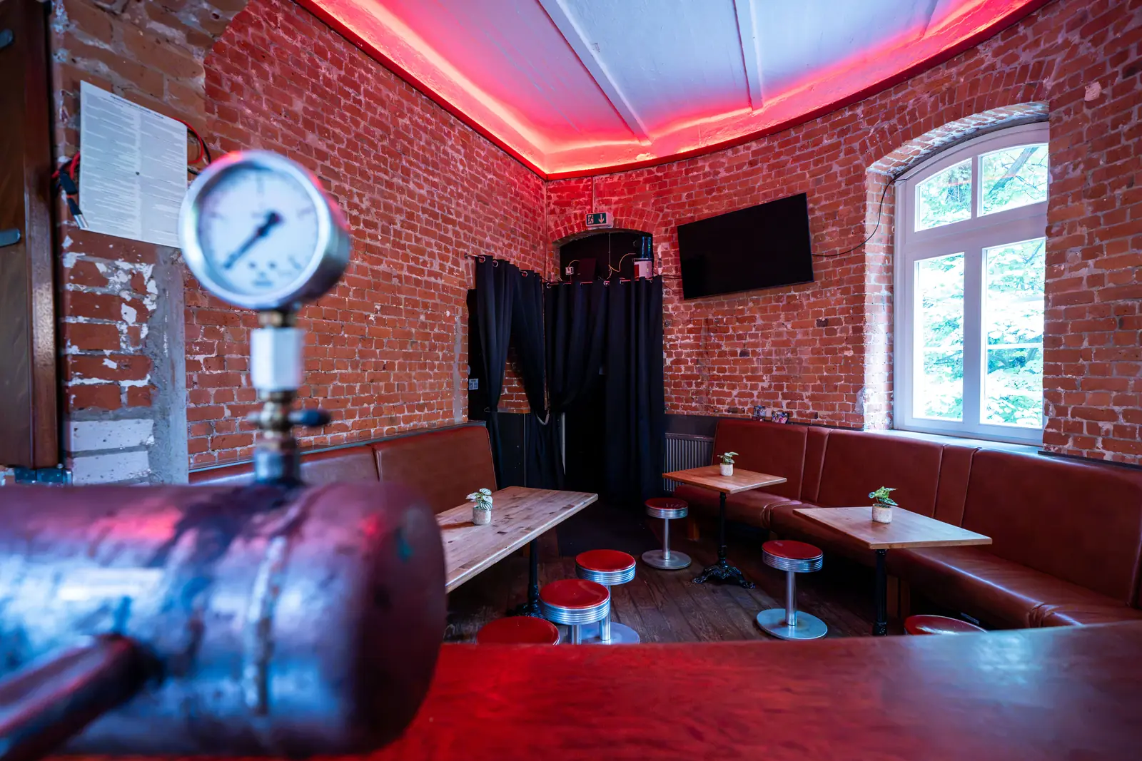 Industrielles Manometer als Detail vor der Sitzecke, Sander Dickkopp in Hamburg-Lohbr&uuml;gge