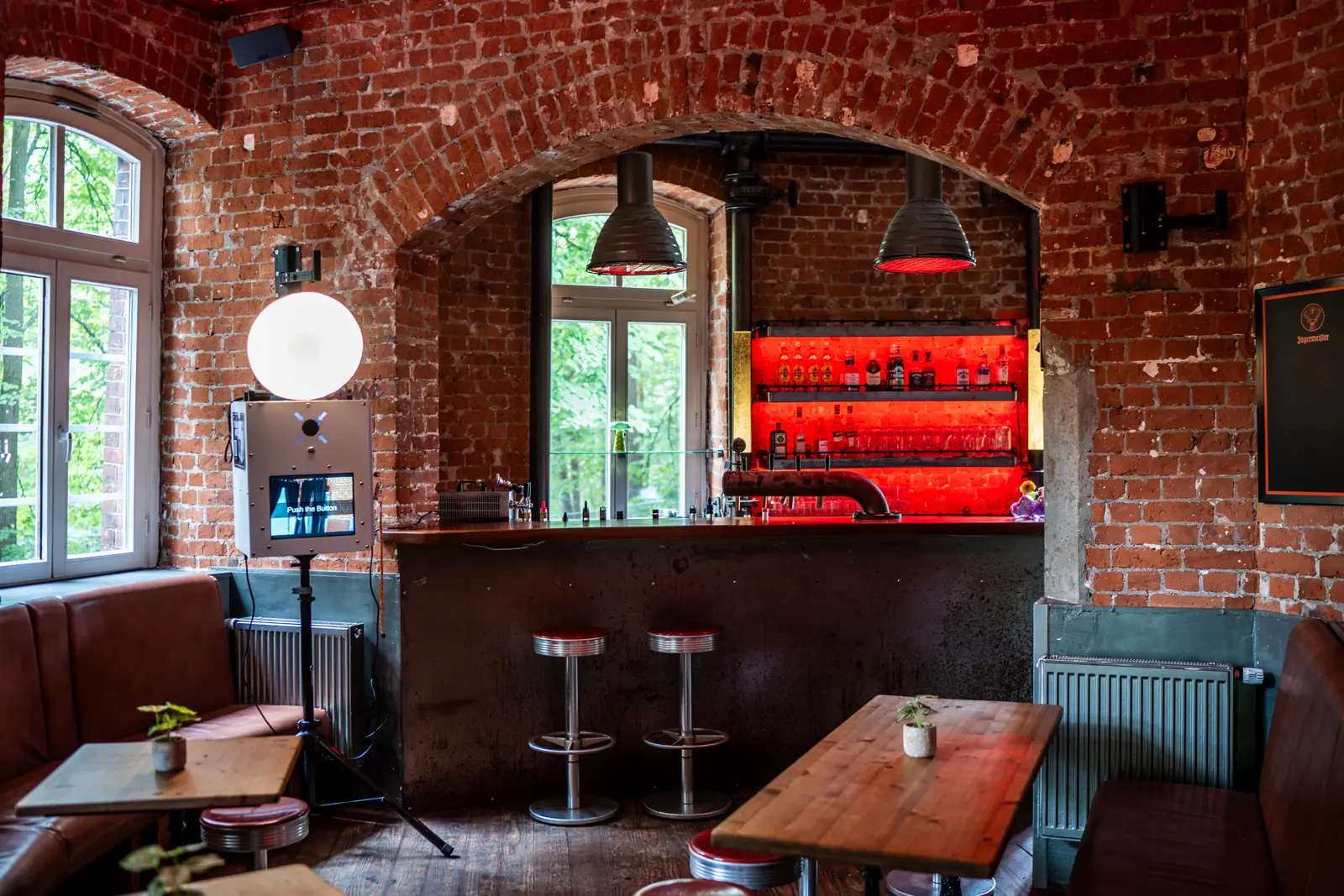 Blick &uuml;ber Bar, Tische und Sitzbank im Backsteinraum, Sander Dickkopp in Hamburg-Lohbr&uuml;gge