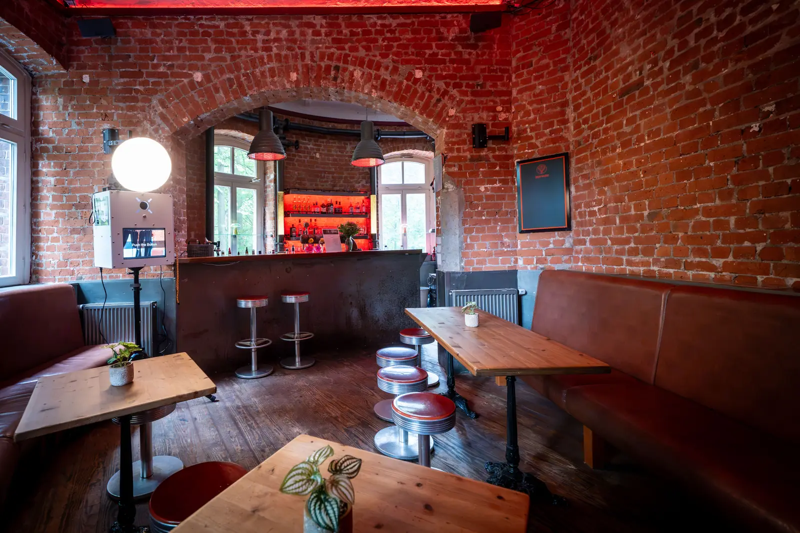 Tische und Hocker vor der Bar mit Ledersitzbank, Sander Dickkopp in Hamburg-Lohbr&uuml;gge