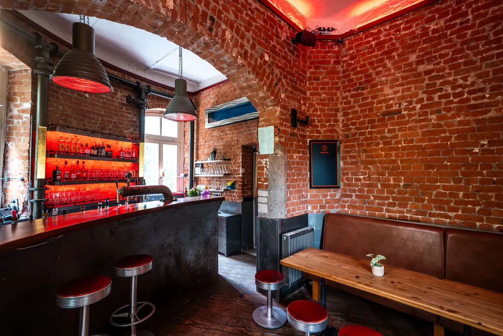 Bartresen mit Hockern, Holztisch und Ledersitzbank, Sander Dickkopp in Hamburg-Lohbr&uuml;gge
