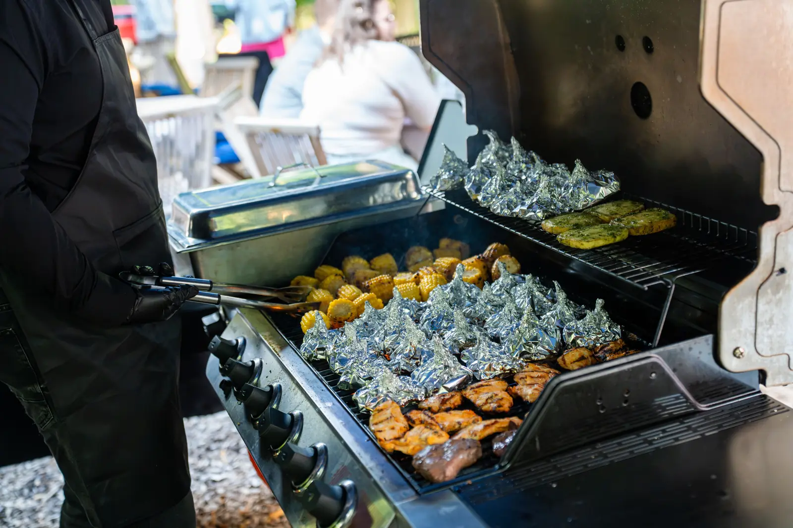Live-Grill mit Kartoffeln und Grillgut auf dem Au&szlig;engel&auml;nde, Sander Dickkopp in Hamburg-Lohbr&uuml;gge