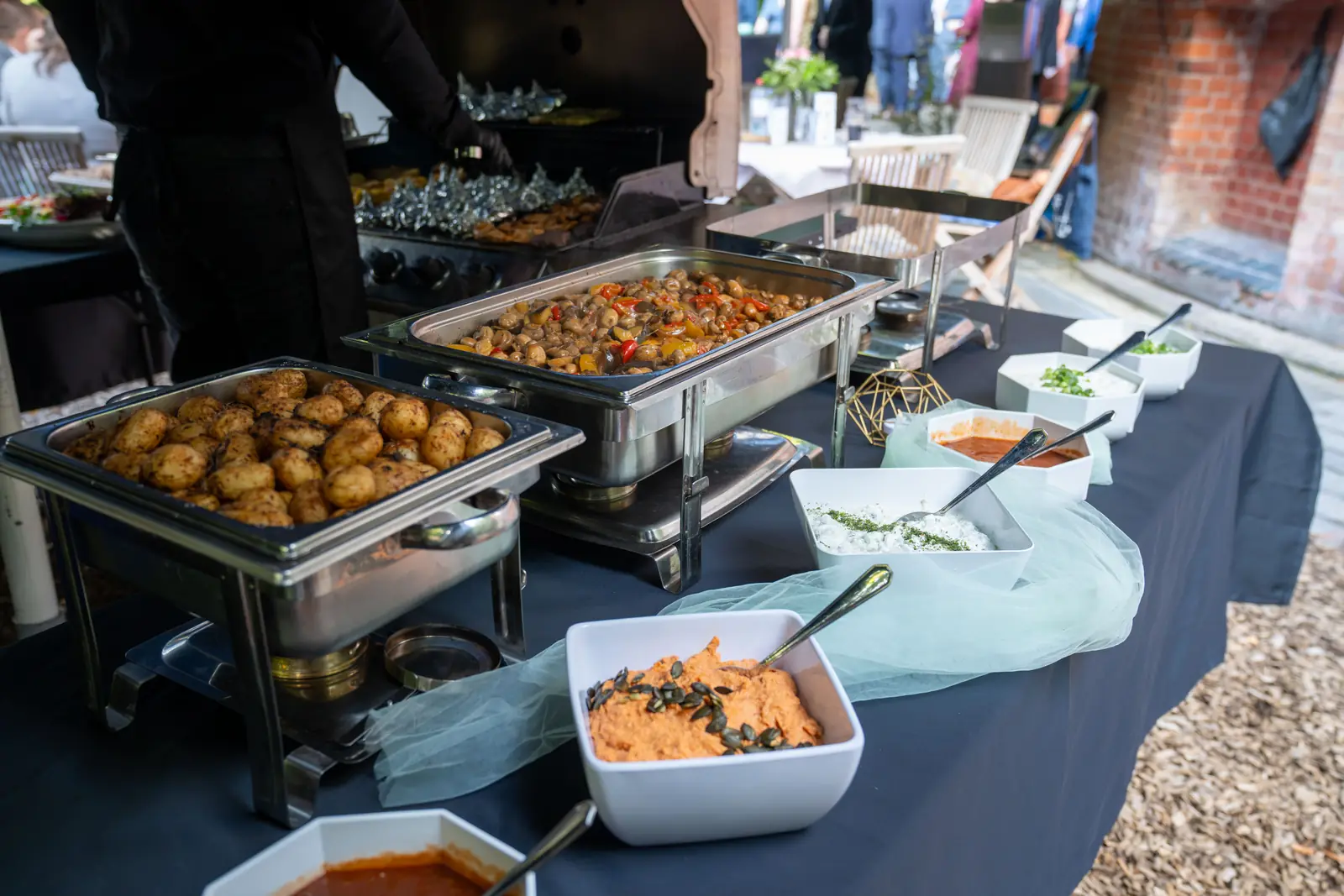 Buffet mit Chafing Dishes und warmen Speisen im Freien, Sander Dickkopp in Hamburg-Lohbr&uuml;gge