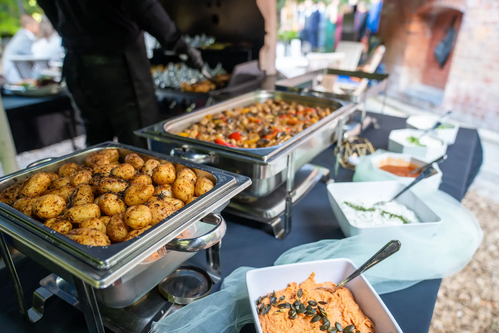 Buffet mit warmen Speisen in Chafing Dishes im Freien, Sander Dickkopp in Hamburg-Lohbr&uuml;gge