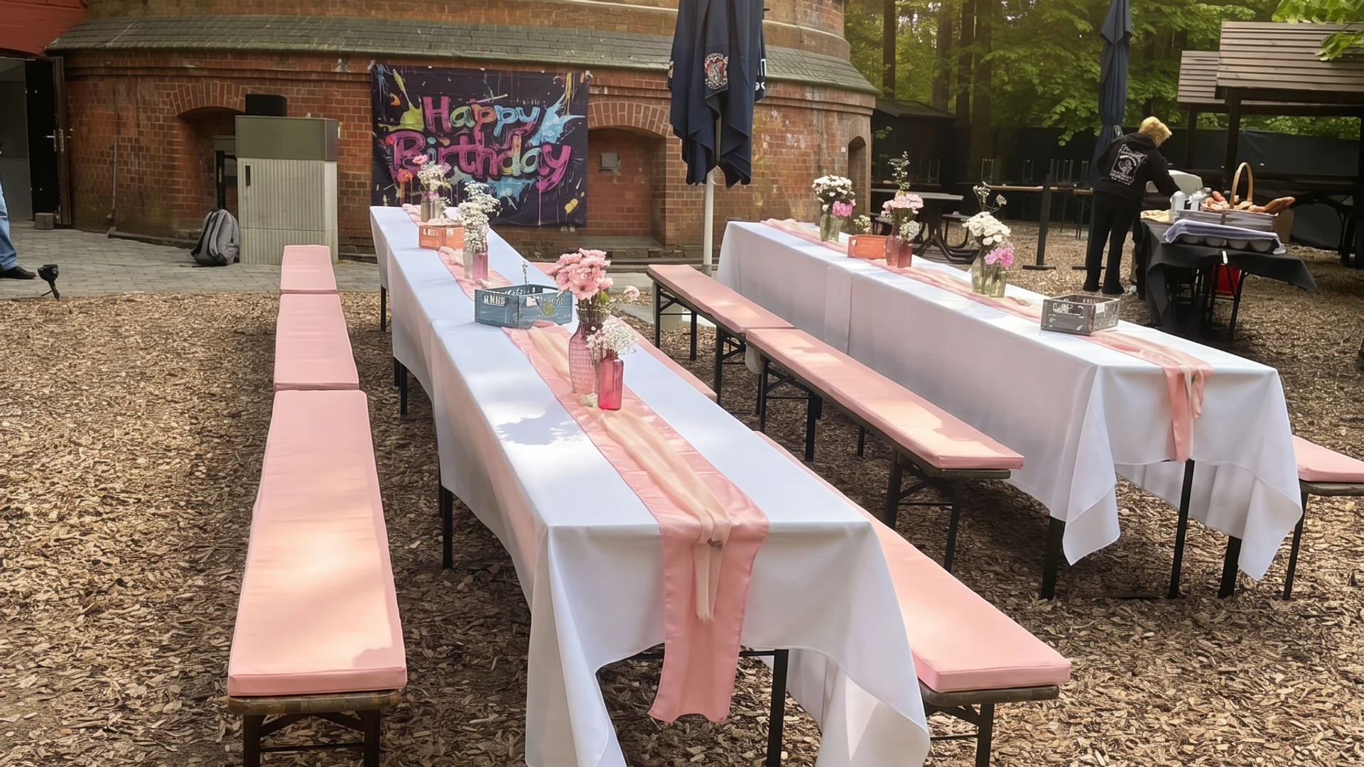 Sektempfang mit Bl&uuml;ten-Deko vor dem Wasserturm
