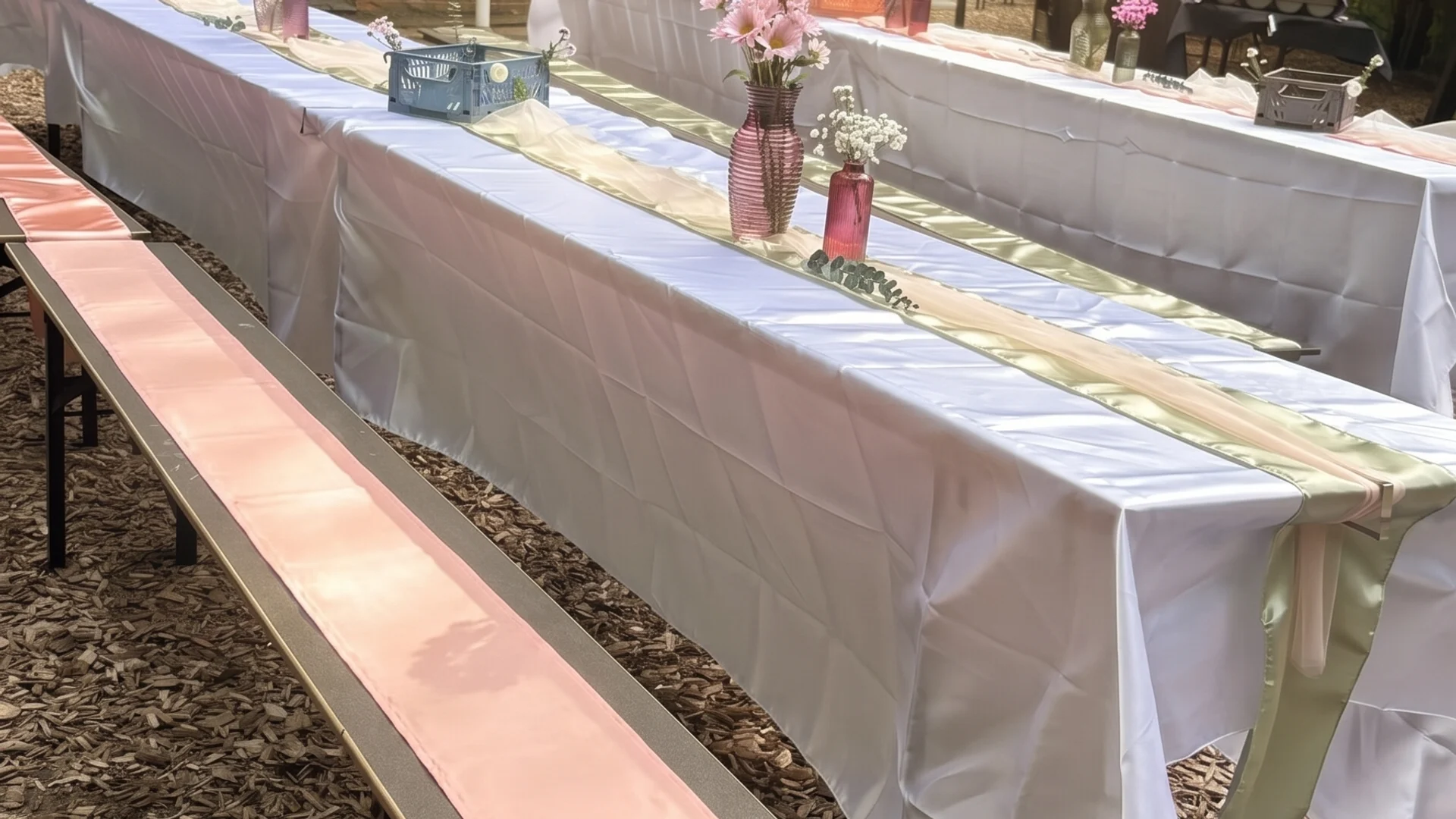 Festtafel-Detail Eventlocation Sander Dickkopp — Tischdeko mit Blumen und rosa Bankauflagen, Wasserturm Hamburg-Lohbrügge