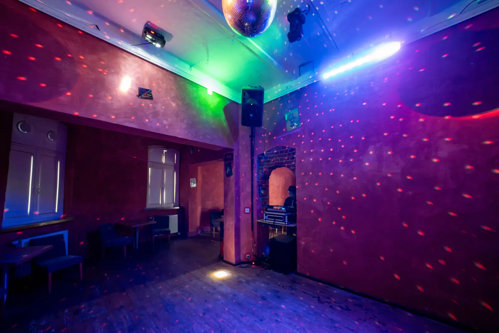 Tanzfl&auml;che in Blau und Violett mit Discokugel und Lichtpunkten, Sander Dickkopp in Hamburg-Lohbr&uuml;gge