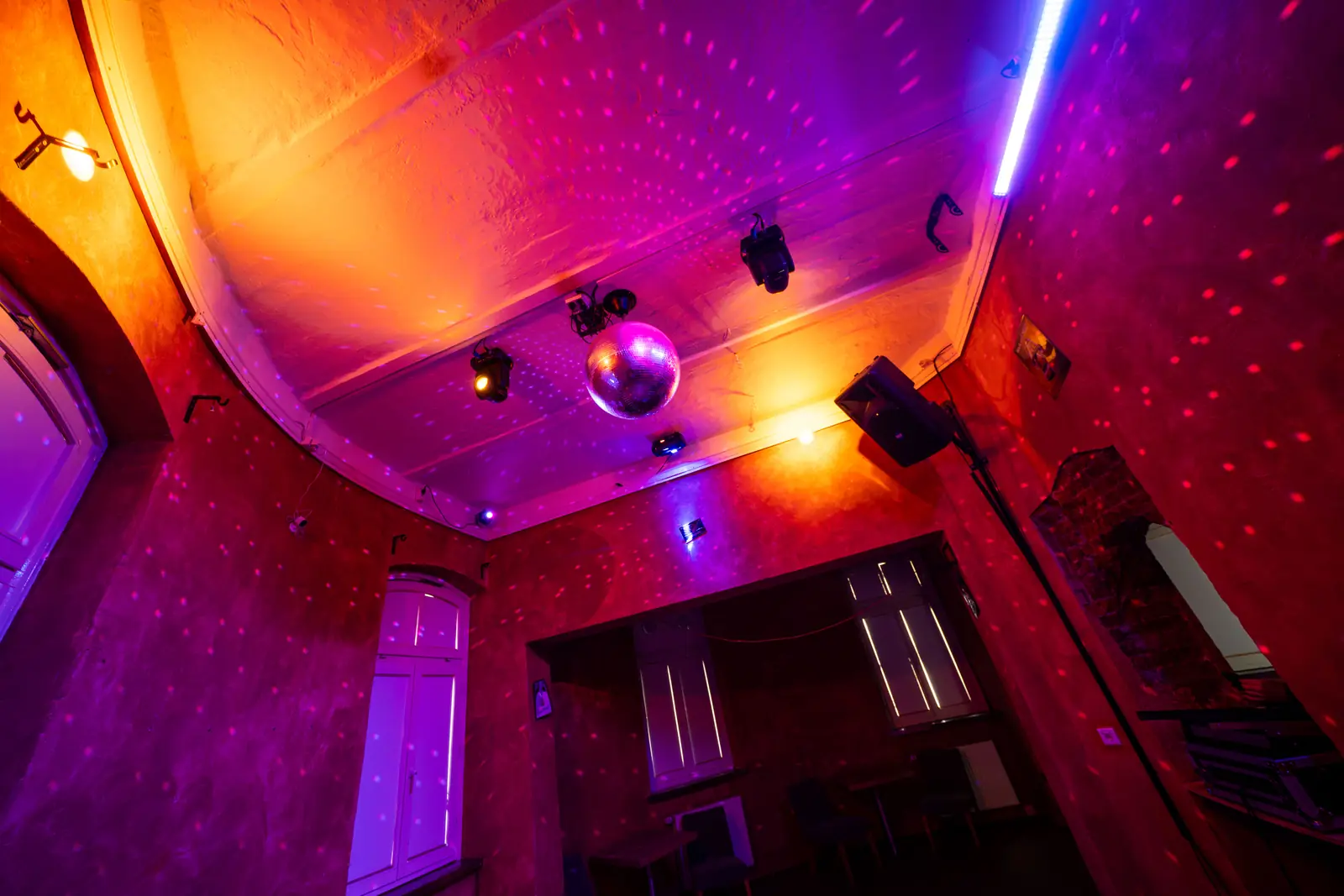 Gew&ouml;lbedecke mit Discokugel, LED-Leisten und Scheinwerfern, Sander Dickkopp in Hamburg-Lohbr&uuml;gge