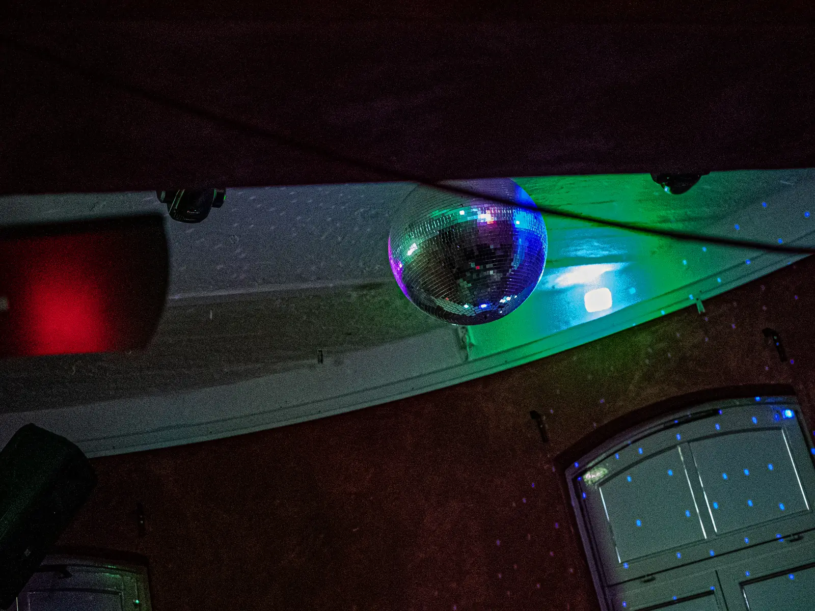 Discokugel unter der gewölbten Decke mit grünem und rotem Licht, Eventlocation Sander Dickkopp in Hamburg-Lohbrügge