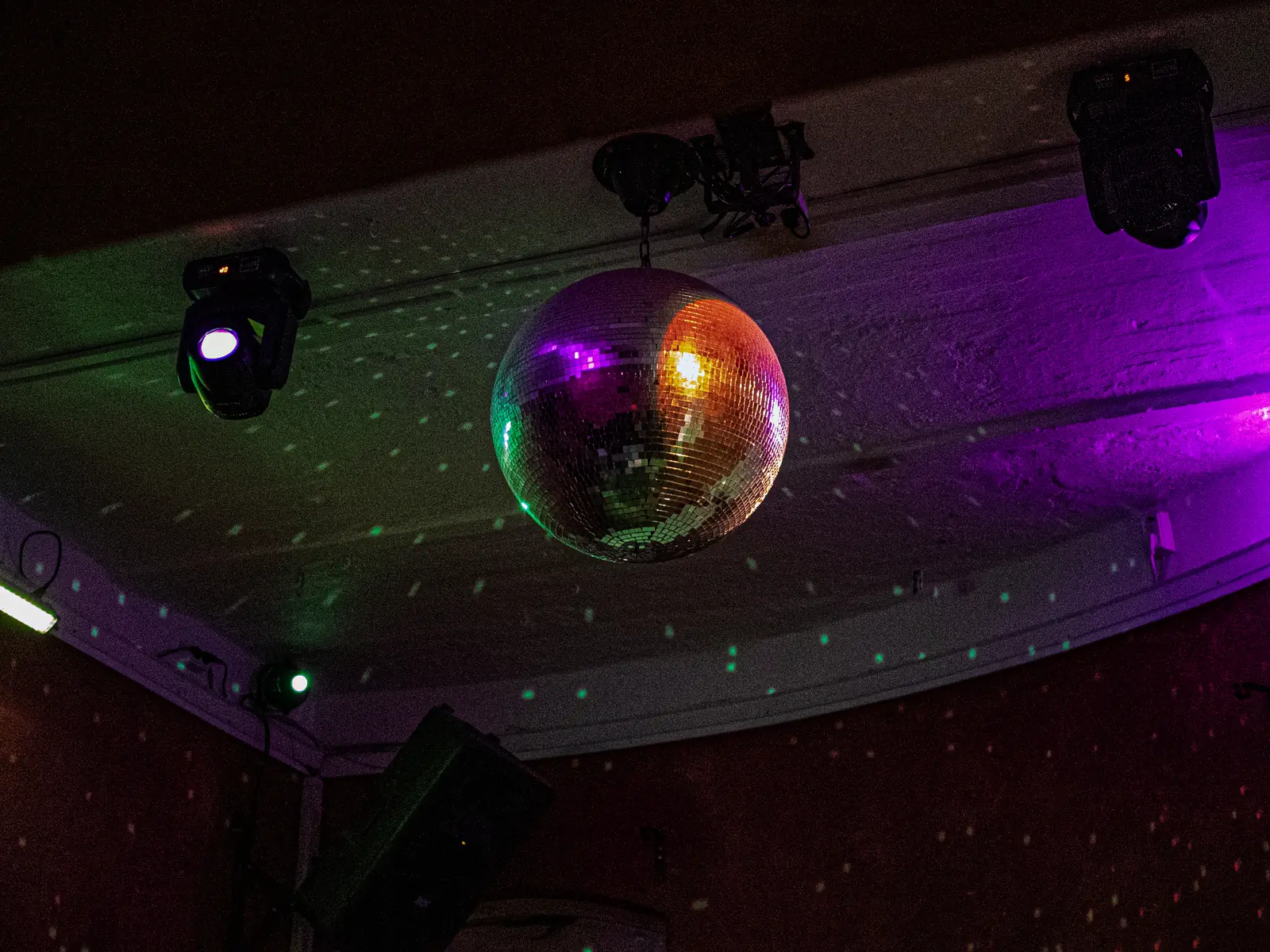Discokugel mit lila und grüner Lichtstimmung, Partybereich Sander Dickkopp in Hamburg-Lohbrügge