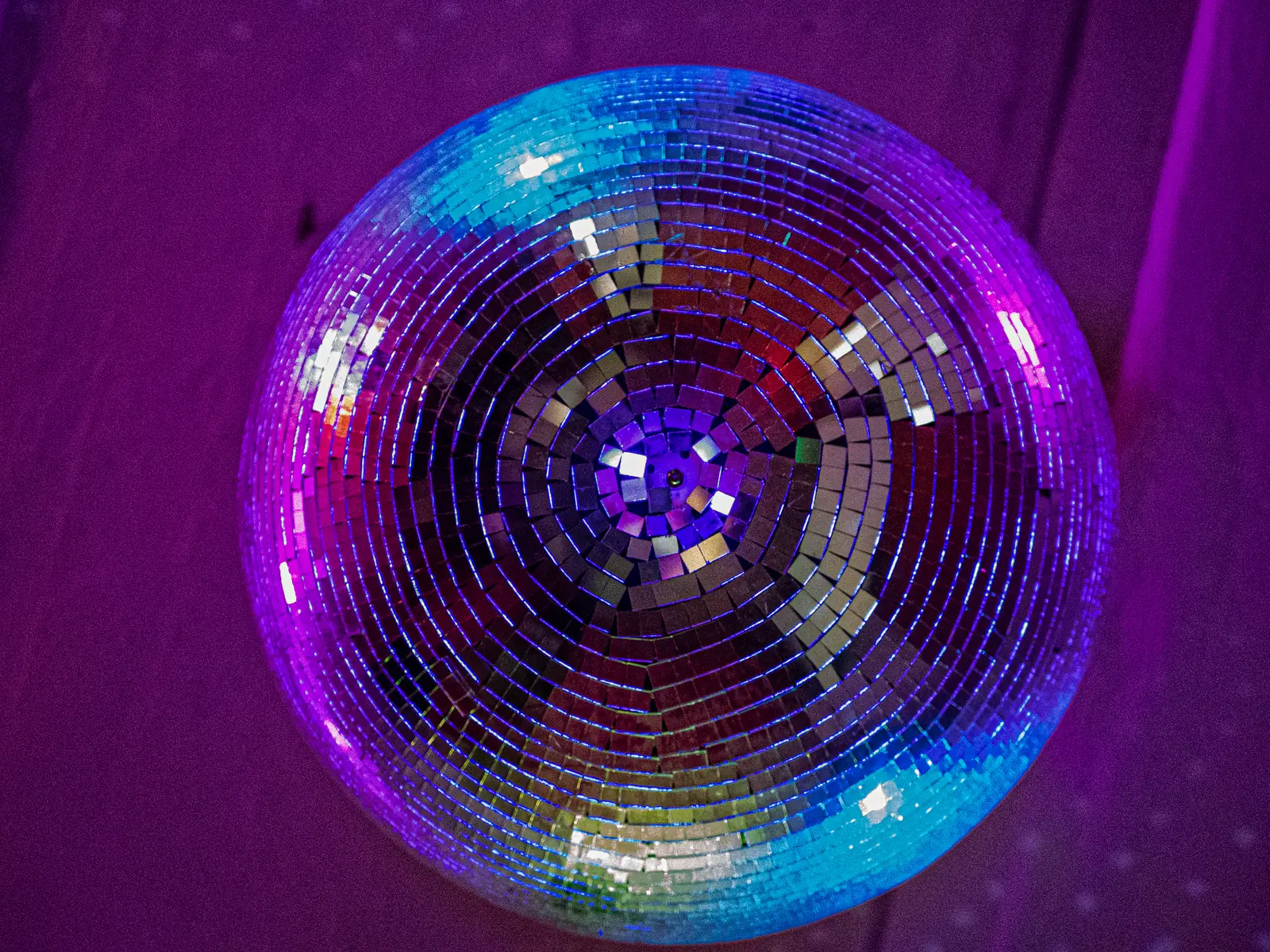 Discokugel in Nahaufnahme vor lila beleuchteter Wand, Sander Dickkopp in Hamburg-Lohbrügge