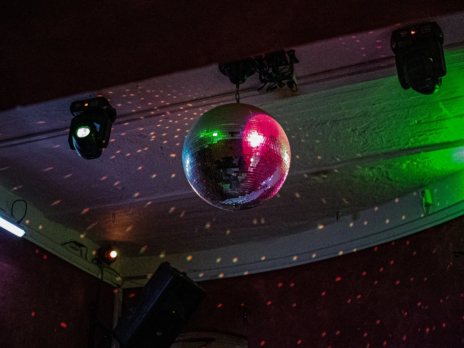 Discokugel mit Moving Heads in Pink und Grün, Innenbereich Sander Dickkopp in Hamburg-Lohbrügge
