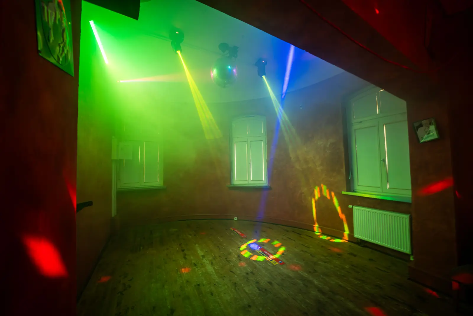 Gr&uuml;ne Laserf&auml;cher und farbige Lichtpunkte auf dem Boden, Sander Dickkopp in Hamburg-Lohbr&uuml;gge