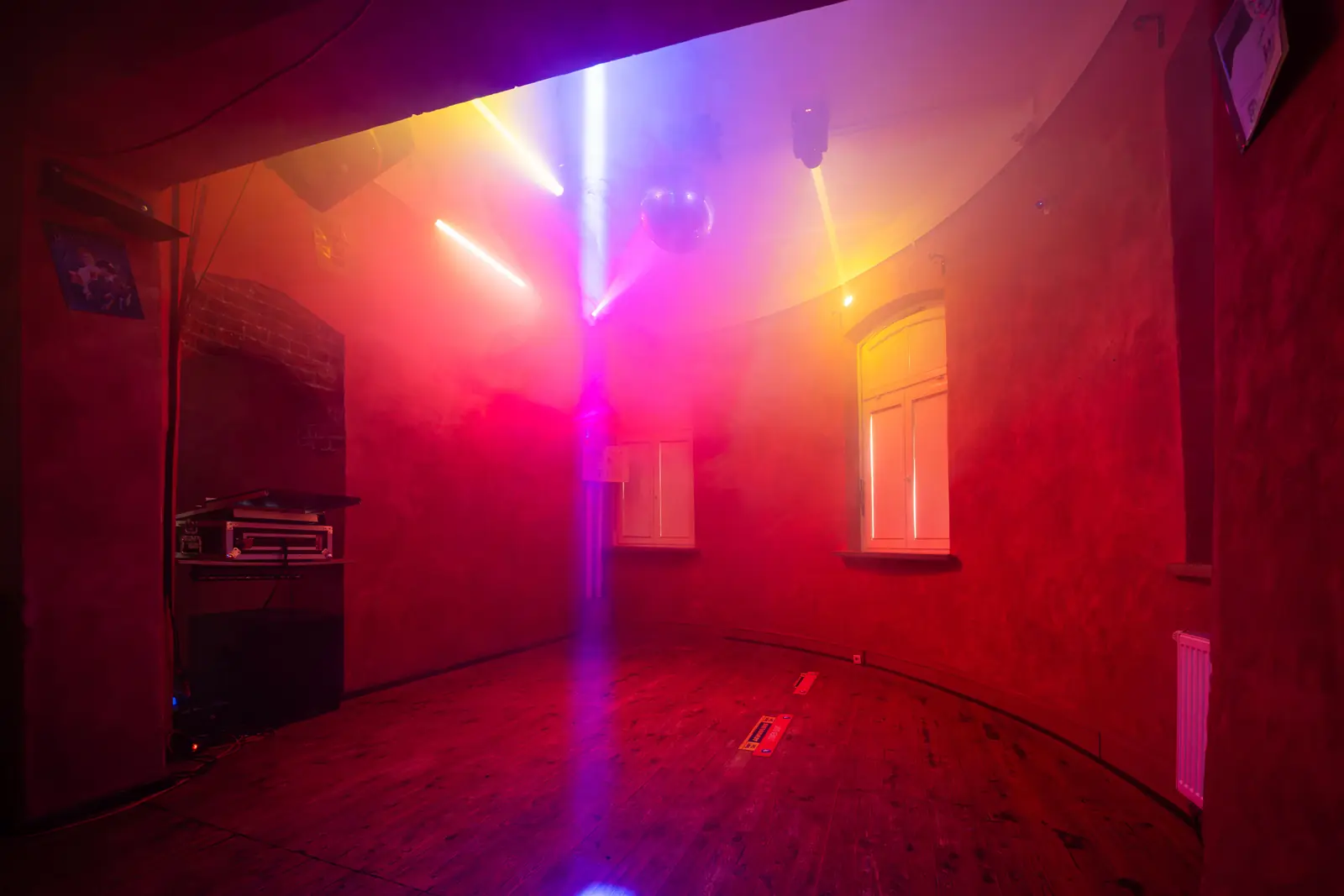 Bunte Lichtstrahlen im Nebel &uuml;ber der Tanzfl&auml;che, Sander Dickkopp in Hamburg-Lohbr&uuml;gge