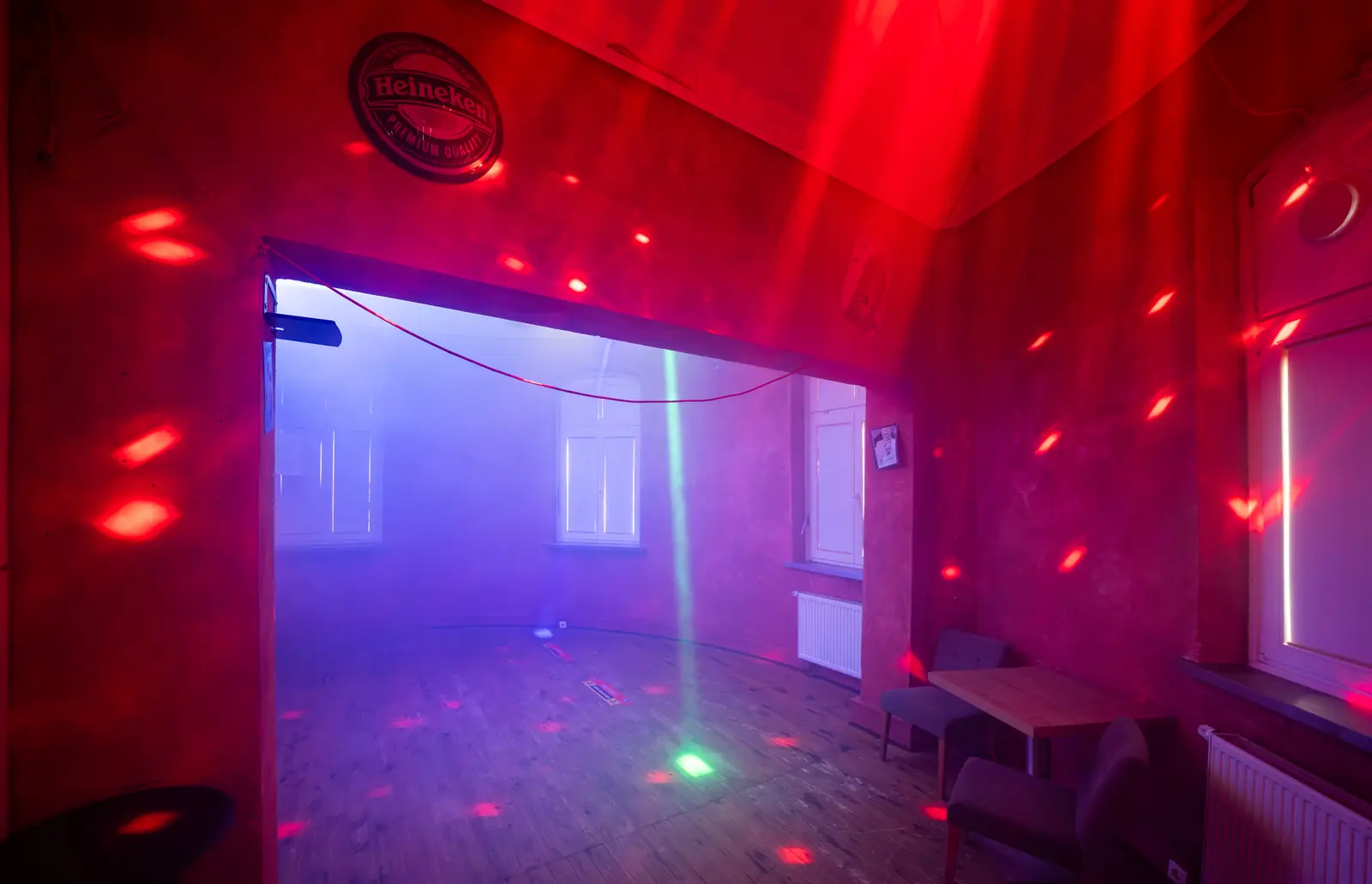 Roter Lichtnebel mit Lichtpunkten an Wand und Decke, Sander Dickkopp in Hamburg-Lohbr&uuml;gge