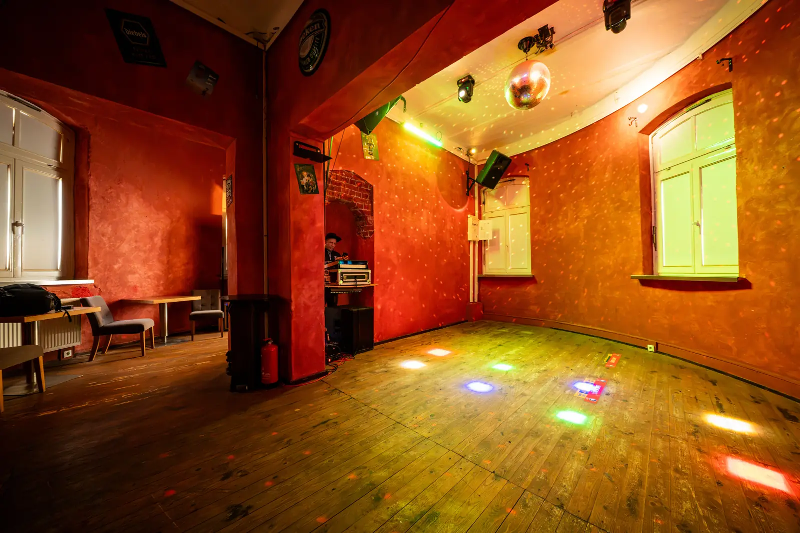 Tanzfl&auml;che mit Discokugel und farbigem Licht auf Holzboden, Sander Dickkopp in Hamburg-Lohbr&uuml;gge