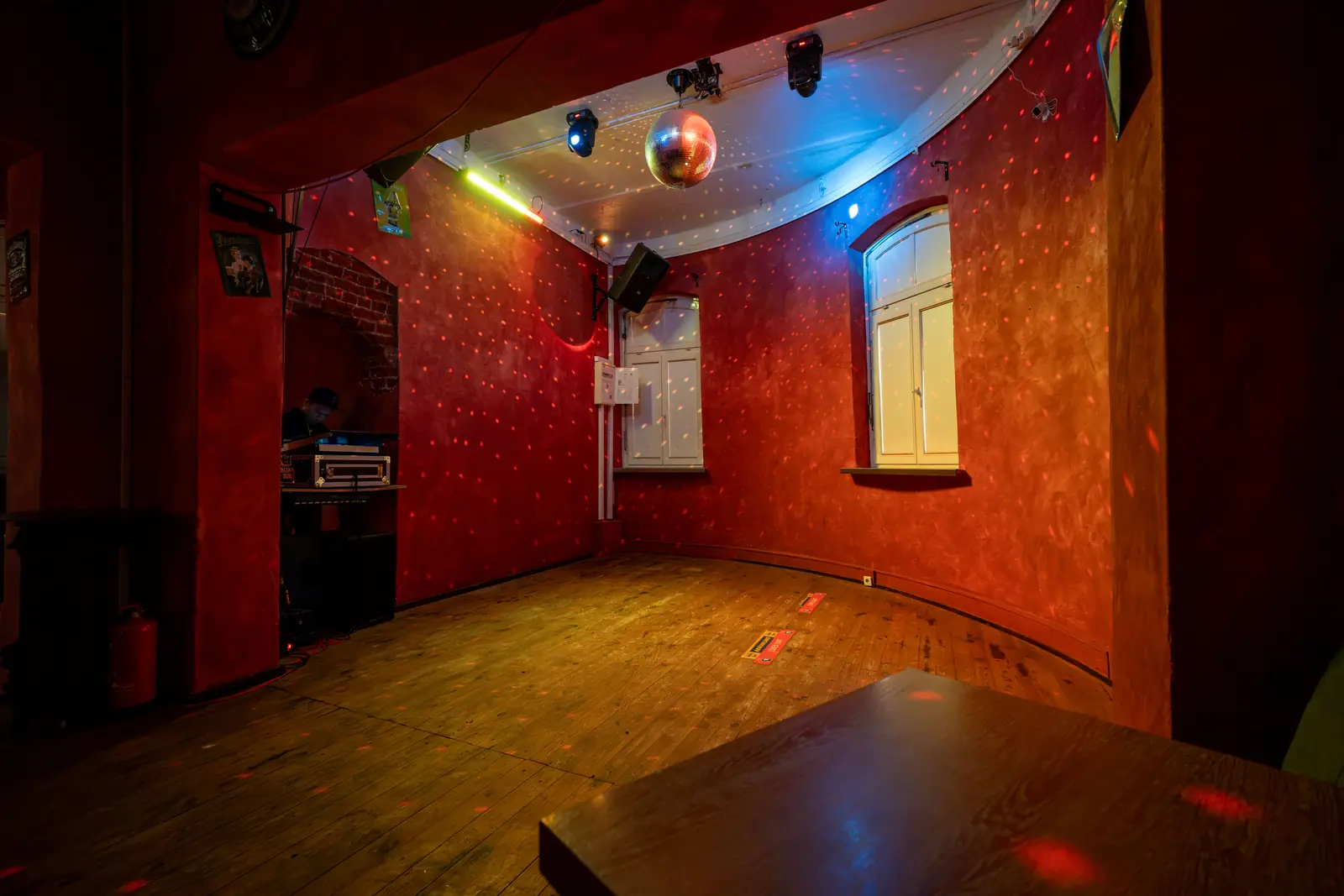 Discokugel und warmes Licht &uuml;ber dem Holzboden der Tanzfl&auml;che, Sander Dickkopp in Hamburg-Lohbr&uuml;gge