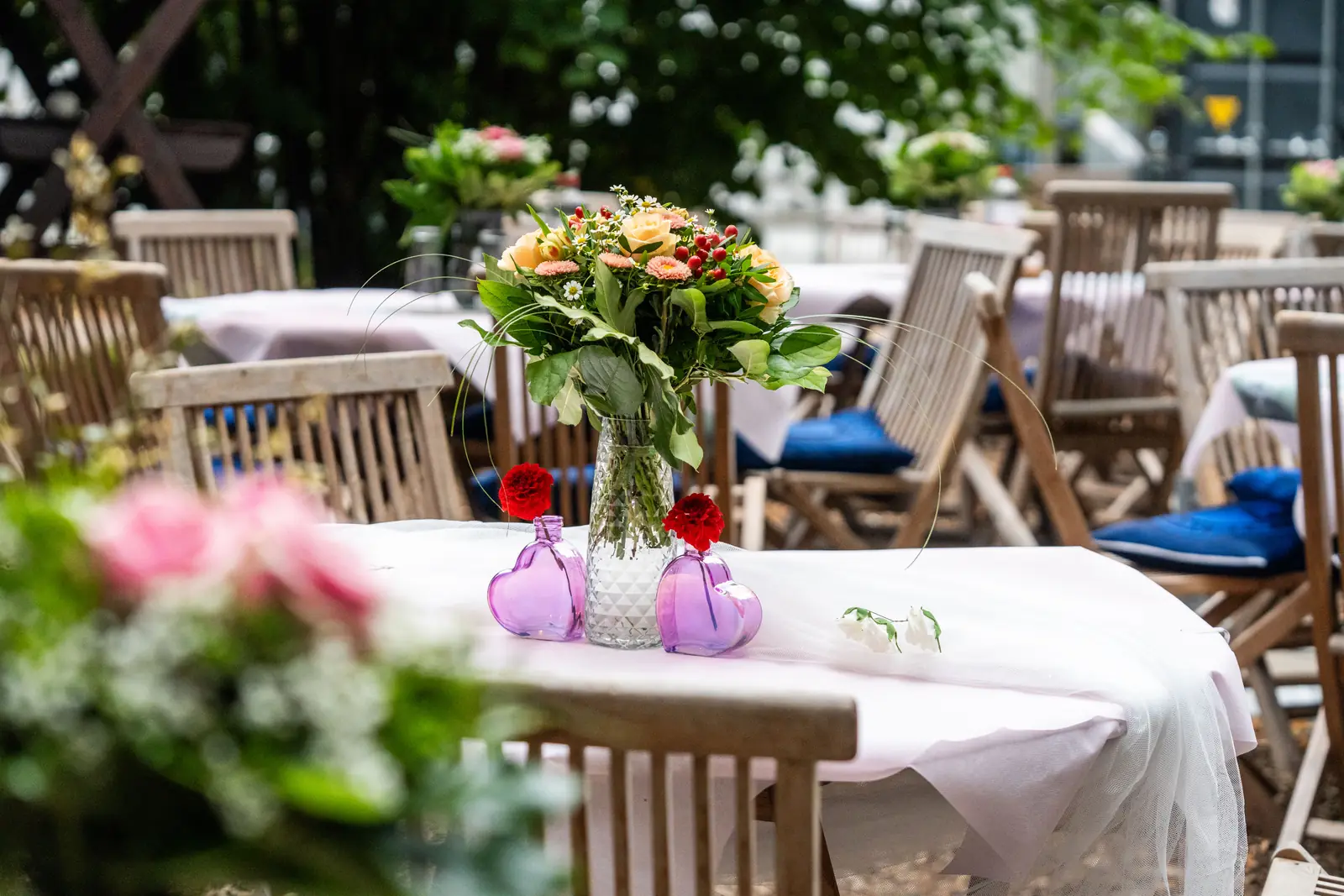 Blumengesteck in Vase auf gedeckter Tafel im Garten, Sander Dickkopp in Hamburg-Lohbr&uuml;gge