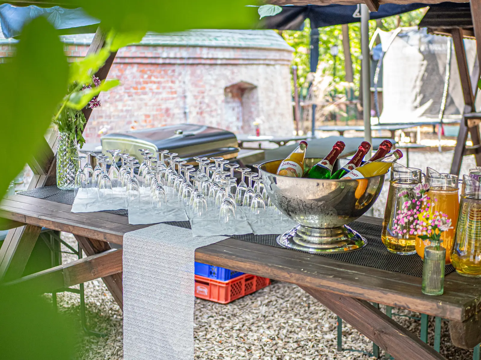 Gartentisch mit Sektgläsern, Getränkekühler und Grill im Außenbereich von Sander Dickkopp in Hamburg-Lohbrügge