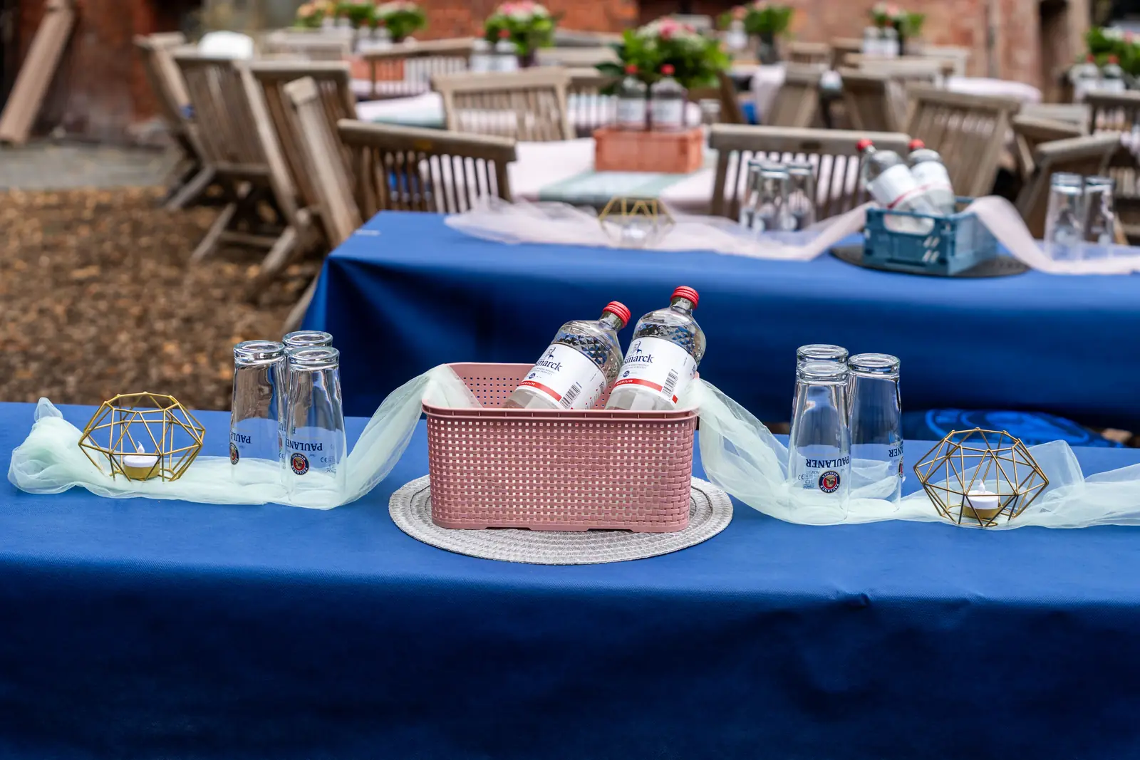 Lange Tafel mit blauer Decke, Gl&auml;sern und Getr&auml;nken im Garten, Sander Dickkopp in Hamburg-Lohbr&uuml;gge