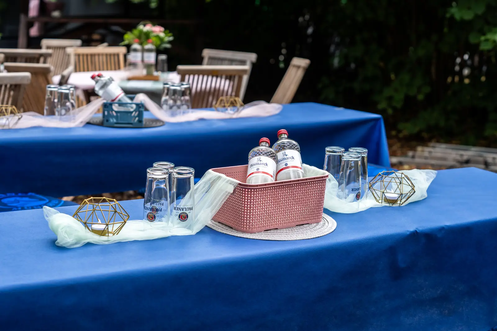 Blaue Tafel mit Deko, Windlichtern und Gl&auml;sern, Sander Dickkopp in Hamburg-Lohbr&uuml;gge