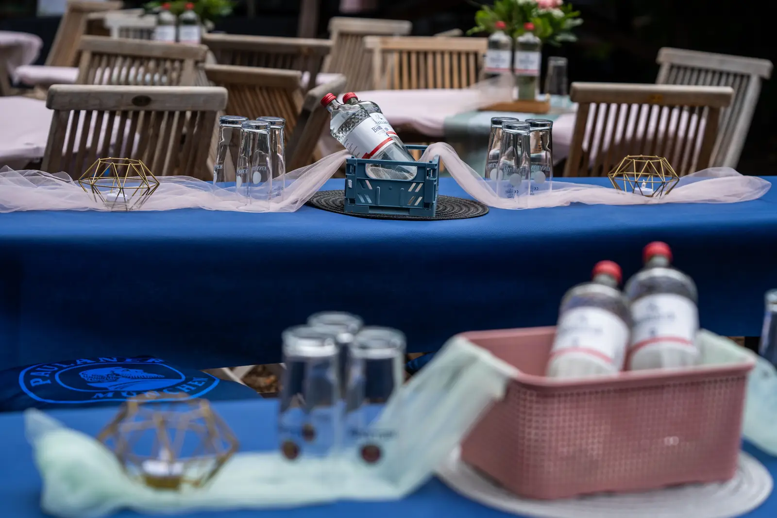 Gedeckte Tafel mit Gl&auml;sern und Getr&auml;nkekorb im Garten, Sander Dickkopp in Hamburg-Lohbr&uuml;gge