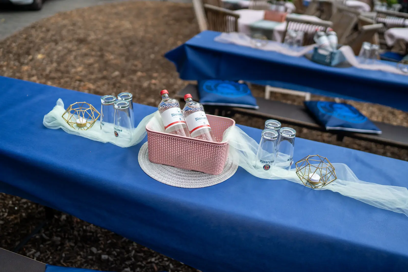 Blau eingedeckte Tafel mit Tischl&auml;ufer und Gl&auml;sern im Garten, Sander Dickkopp in Hamburg-Lohbr&uuml;gge