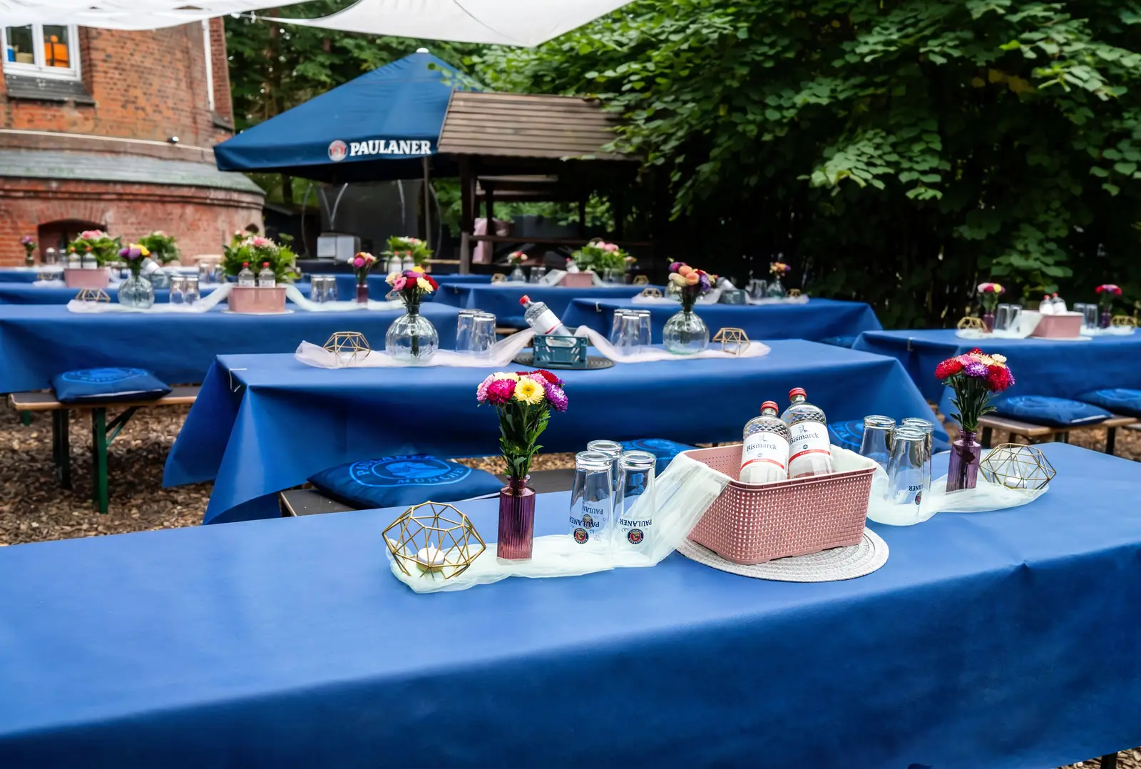 Blau eingedeckte Tafeln im Garten vor dem Turm, Sander Dickkopp in Hamburg-Lohbr&uuml;gge