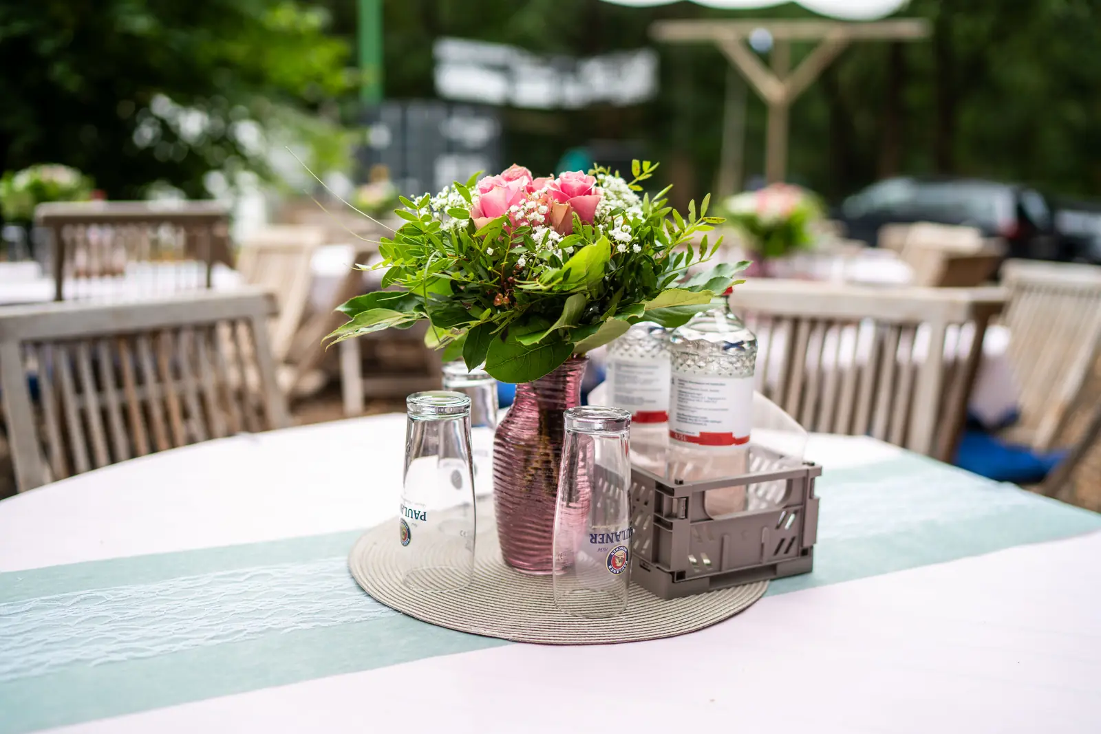 Runder Gartentisch mit Blumen und Getr&auml;nken im Gr&uuml;nen, Sander Dickkopp in Hamburg-Lohbr&uuml;gge