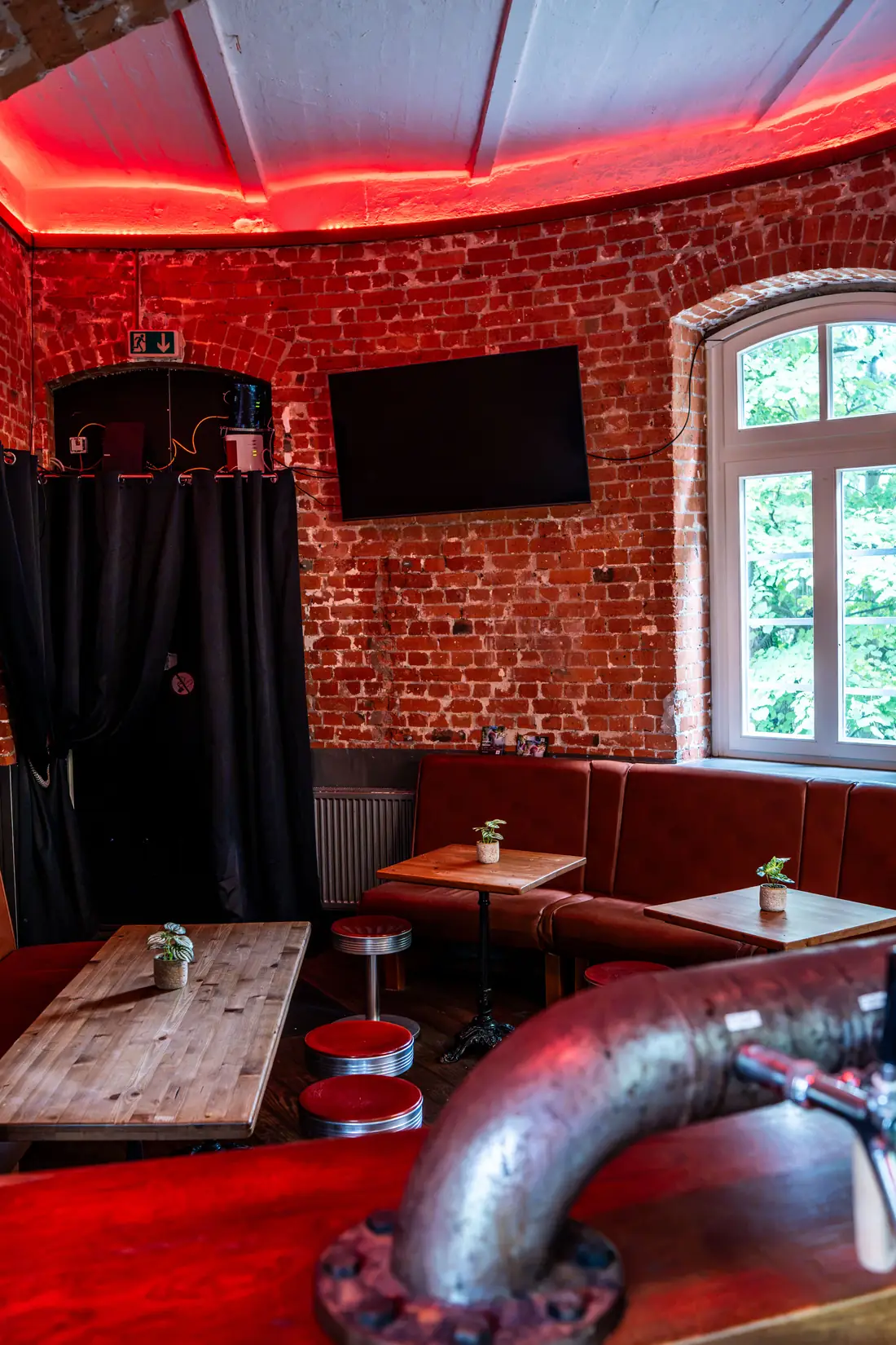 Sitzecke mit Ledersitzbank und Backsteinwand im Barbereich, Sander Dickkopp in Hamburg-Lohbr&uuml;gge