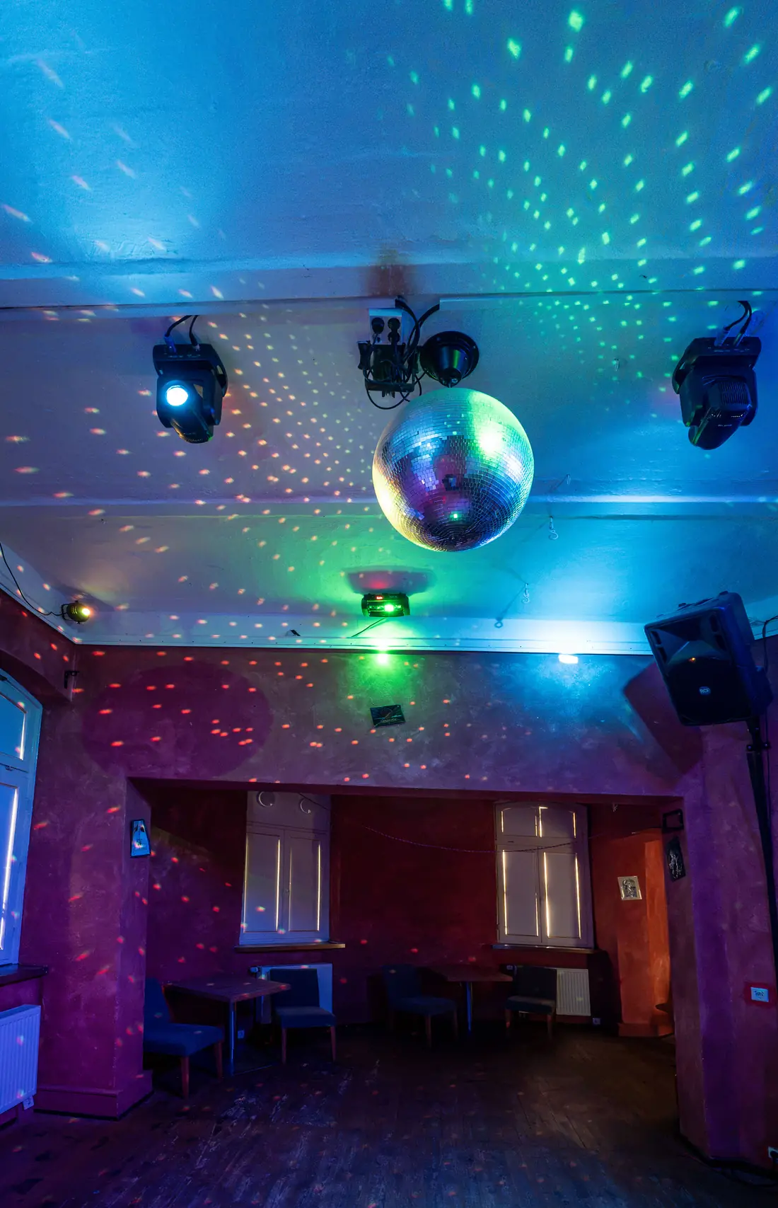 Tanzfl&auml;che in Blau mit Discokugel und Sternenlicht an der Decke, Sander Dickkopp in Hamburg-Lohbr&uuml;gge