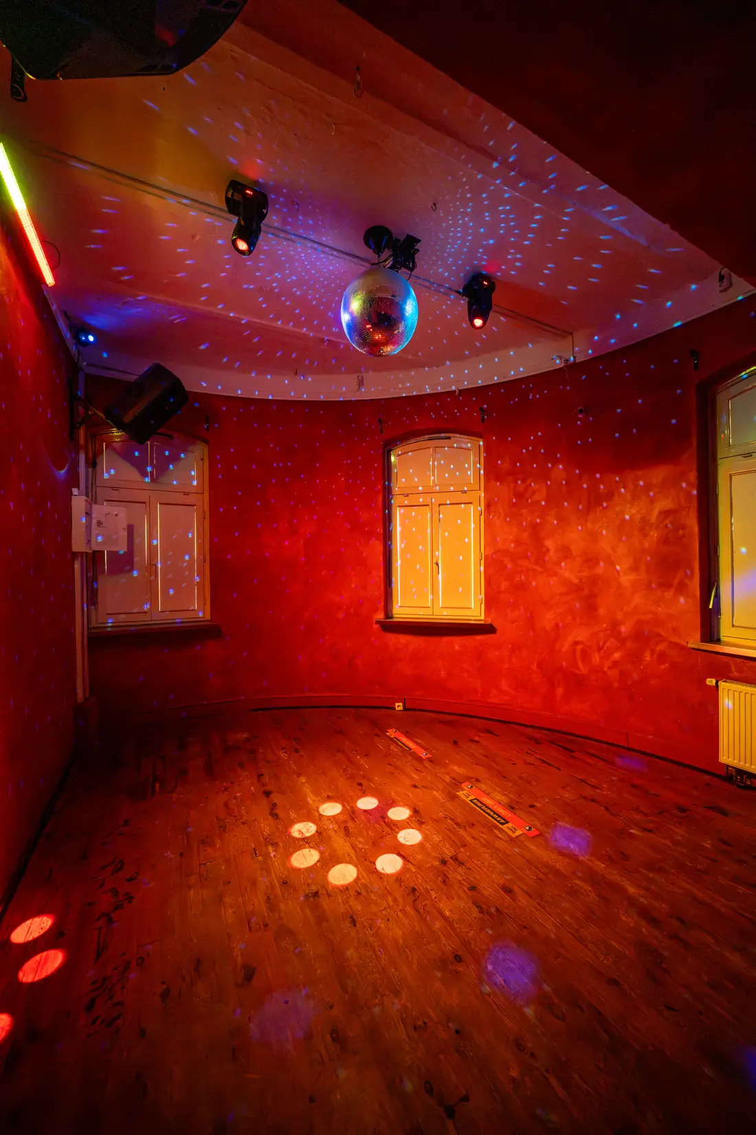 Tanzfl&auml;che in Rot mit Discokugel und Lichtpunkten auf dem Boden, Sander Dickkopp in Hamburg-Lohbr&uuml;gge