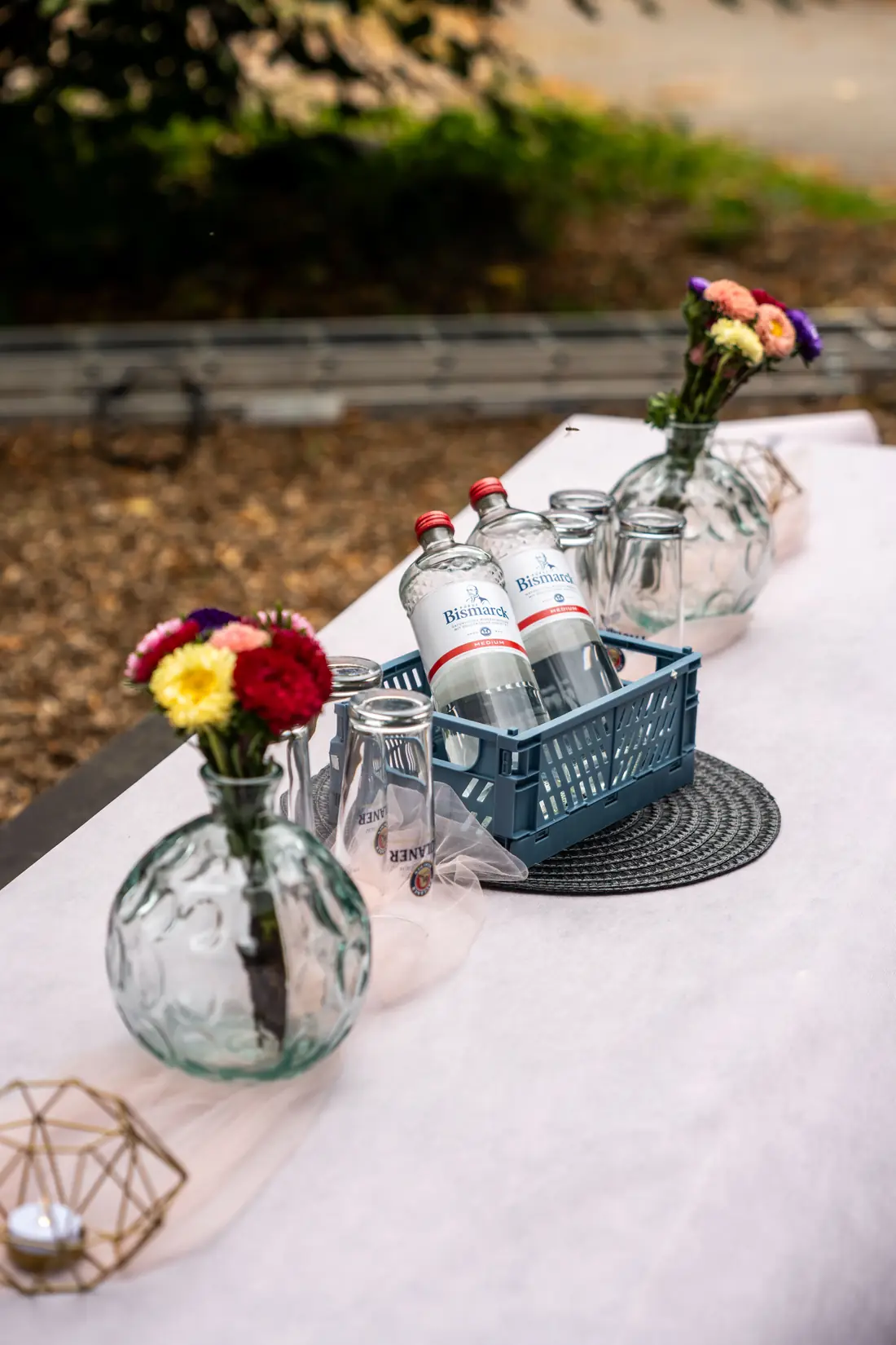 Blumen und Gl&auml;ser auf der gedeckten Tafel im Garten, Sander Dickkopp in Hamburg-Lohbr&uuml;gge