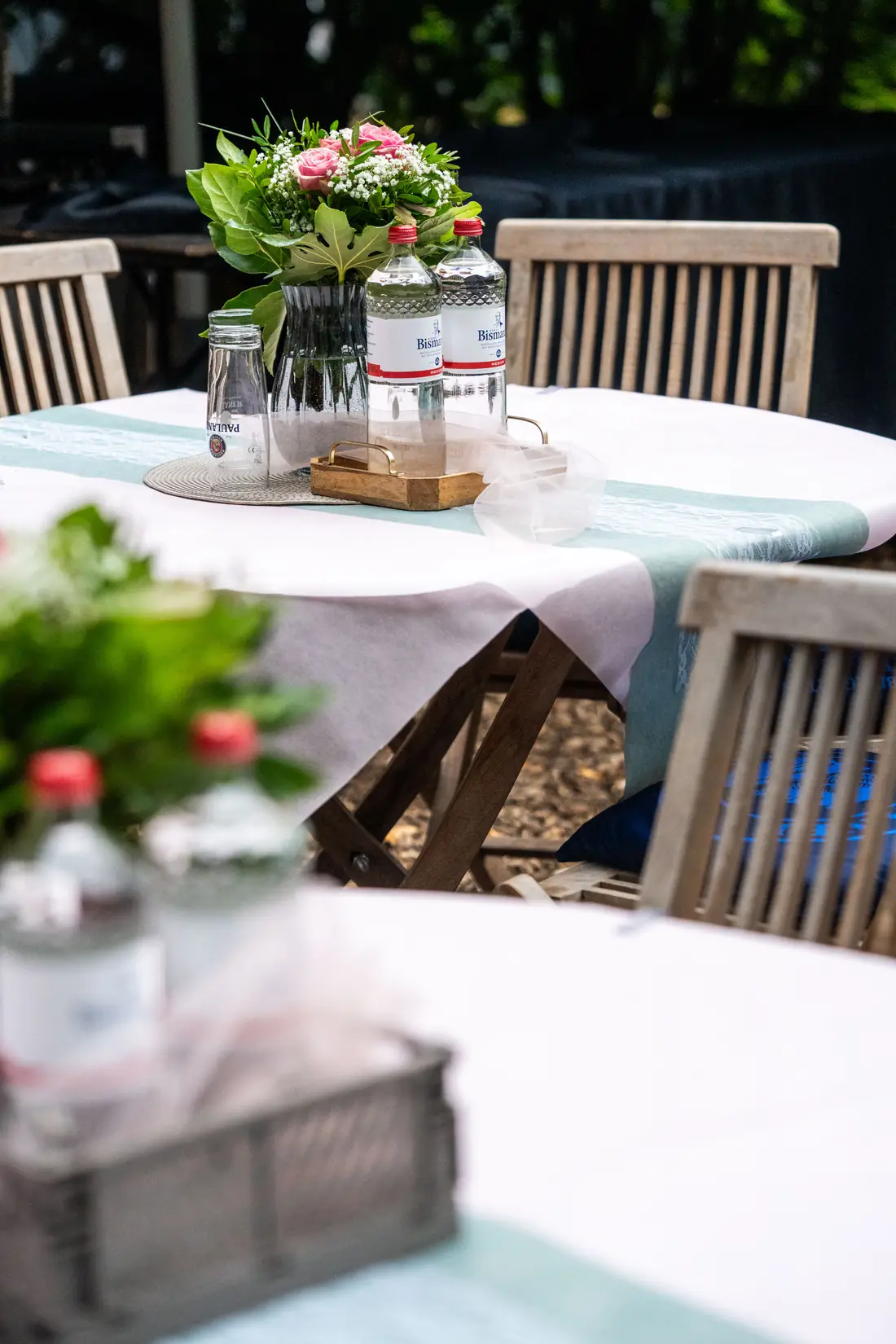 Gedeckter Gartentisch mit Blumen und Getr&auml;nken, Sander Dickkopp in Hamburg-Lohbr&uuml;gge