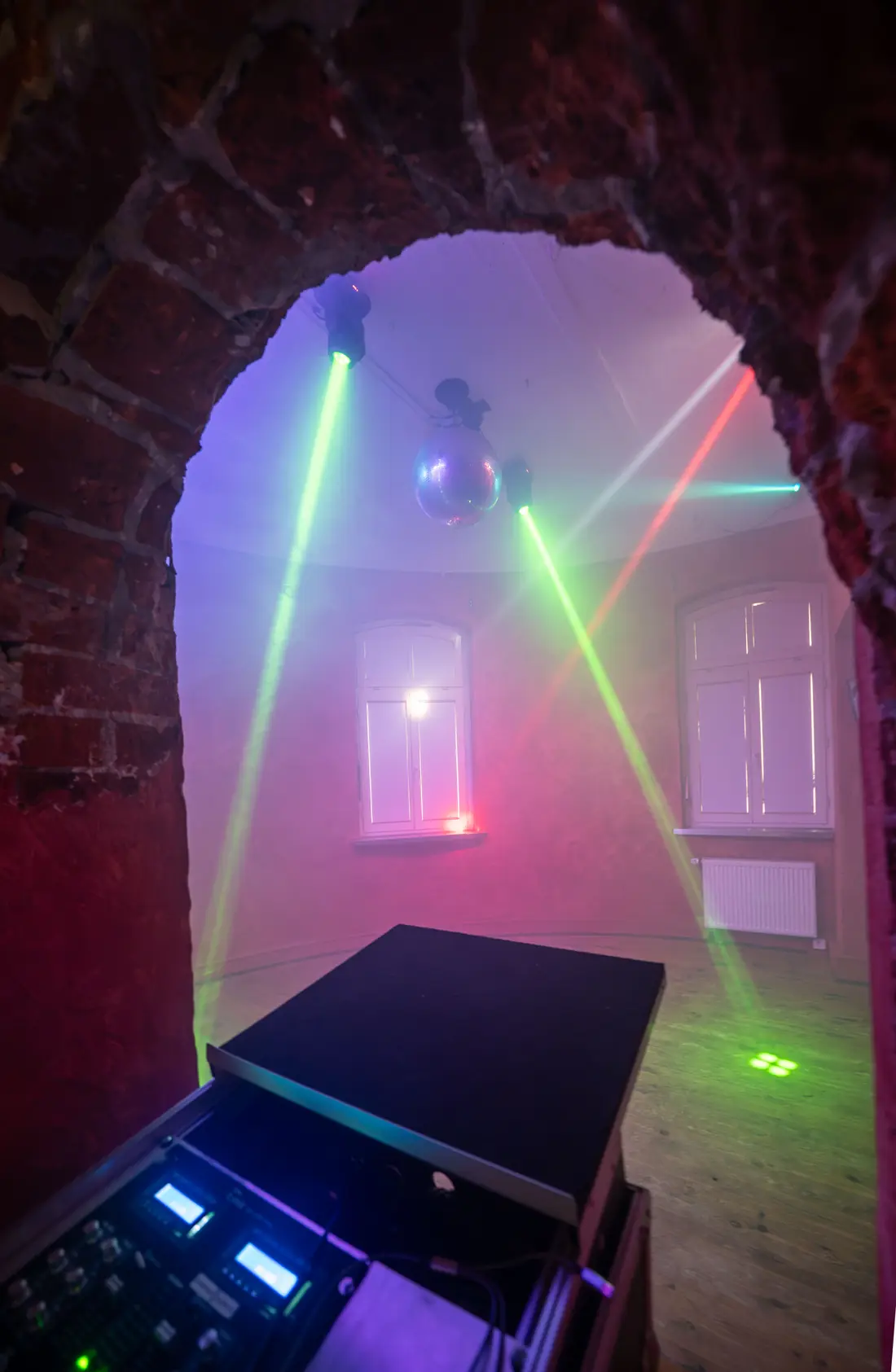Torbogen mit Discokugel und gr&uuml;n-pinken Laserstrahlen, Sander Dickkopp in Hamburg-Lohbr&uuml;gge