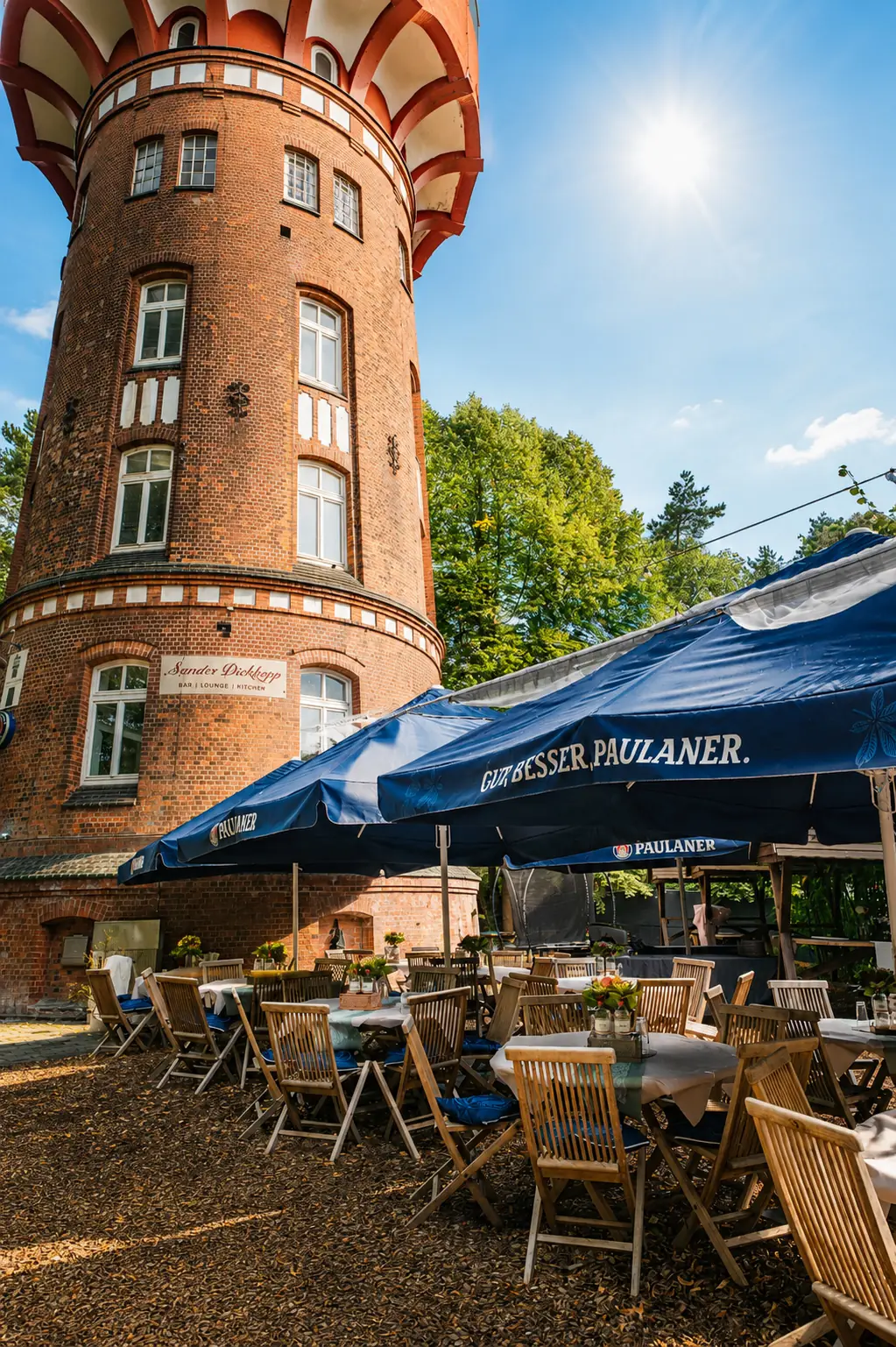 Wasserturm mit Biergarten und Sonnenschirmen von unten gesehen, Sander Dickkopp in Hamburg-Lohbr&uuml;gge
