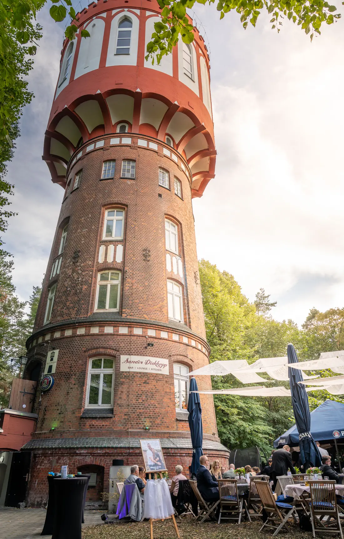 Historischer Wasserturm in voller H&ouml;he vor blauem Himmel, Sander Dickkopp in Hamburg-Lohbr&uuml;gge