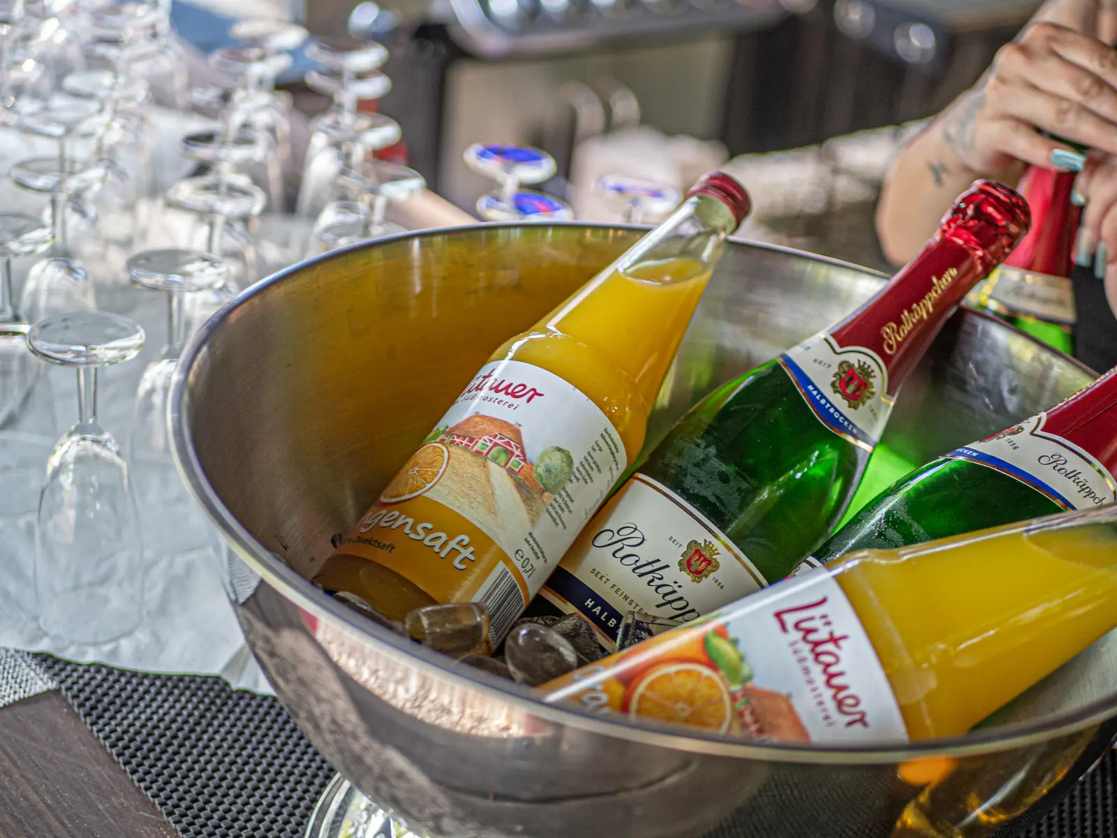 Sektkühler mit Sekt und Saft, daneben Gläser, Außenbereich Sander Dickkopp in Hamburg-Lohbrügge