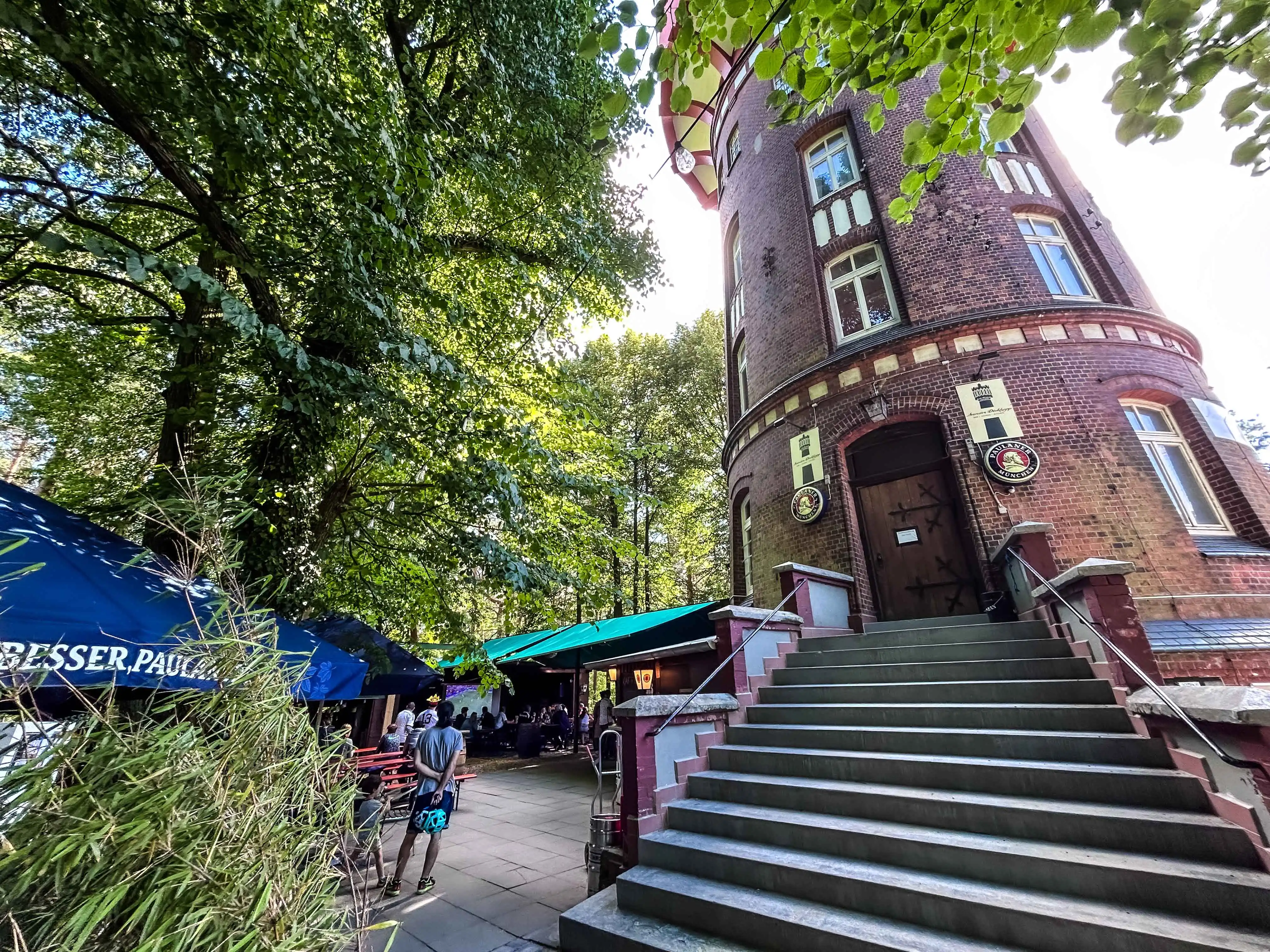 Industriecharme Location Hamburg — Eingang Wasserturm Lohbrügge mit Backsteinbogen