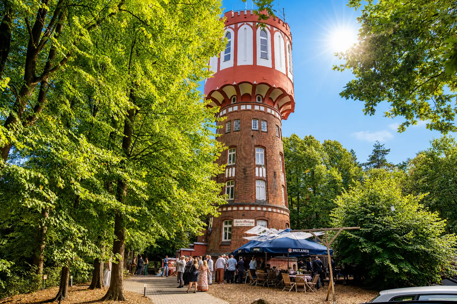 Historischer Backsteinturm zwischen B&auml;umen im Sonnenlicht, Sander Dickkopp in Hamburg-Lohbr&uuml;gge